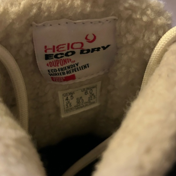 Vans Women’s UltraRange EXO Hi MTE in the
Canteen/Marshmallow colorway.
Sz 6 - Picture 3 of 5